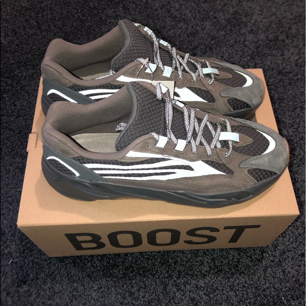 YEEZY 700 GEODE DEADSTOCK